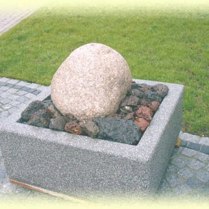 Grauer       Granit-Quellstein auf Lava-Zierkies in Granit-Becken (Größe  80/80/35 cm)